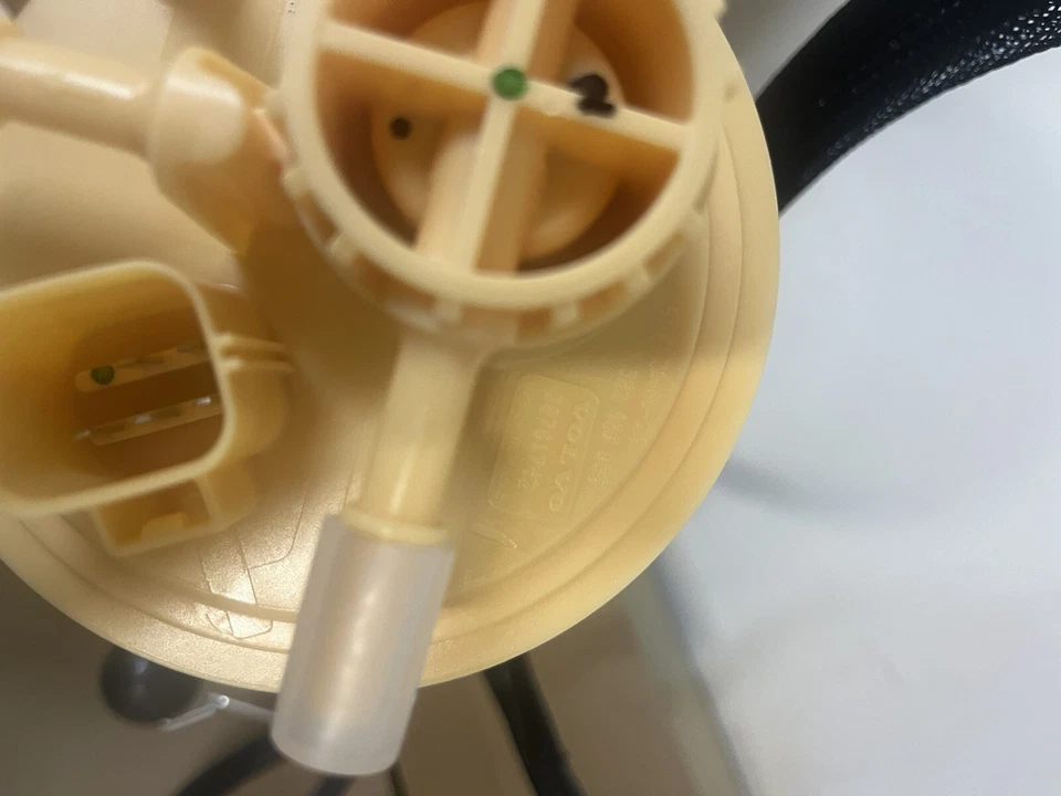 Volvo OEM Fuel Pump #30761742 S60, V70, XC70, S80 - Image 3 of 4