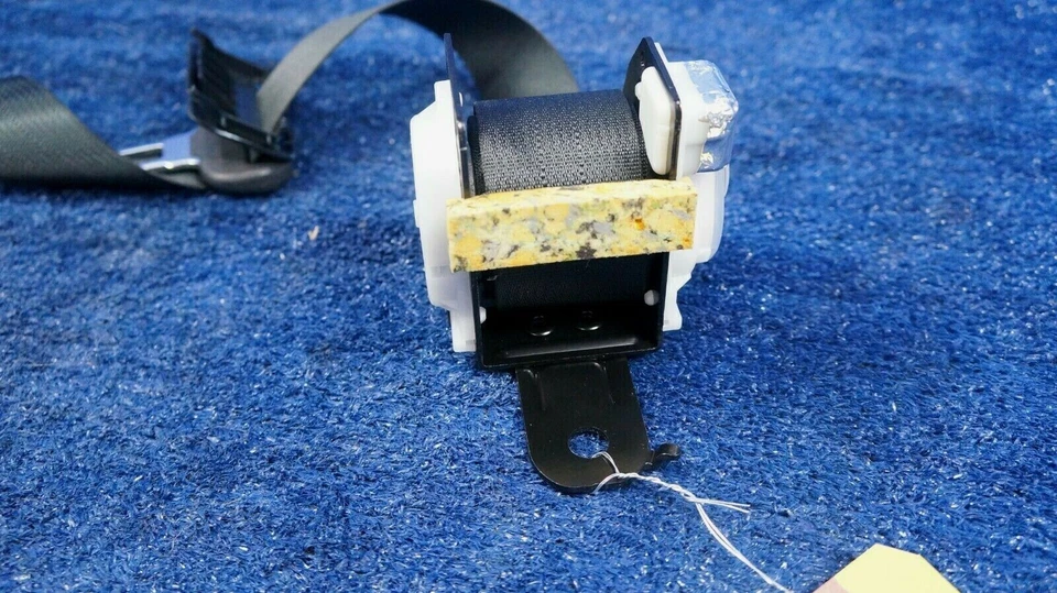 LEXUS IS 250 2006-2013 OEM RETRACTOR DE CINTURÓN DE SEGURIDAD CENTRAL TRASERO - NEGRO Foto 3 de 4