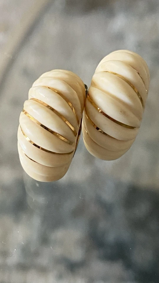 14k & 585 Yellow Gold Cream Ribbed Clip On Earrings Domed Shrimp Vtg Read - Image 4 of 4