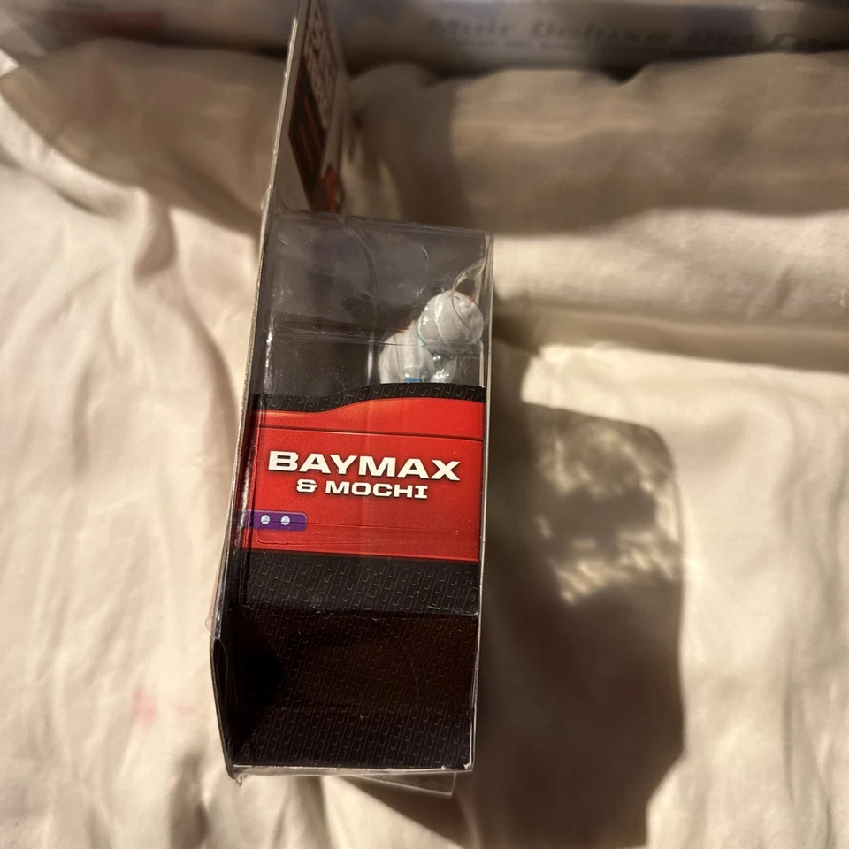 Figura Disney Big Hero 6 Six White BAYMAX & MOCHI 2015 Bandai 4" de alto Foto 4 de 4