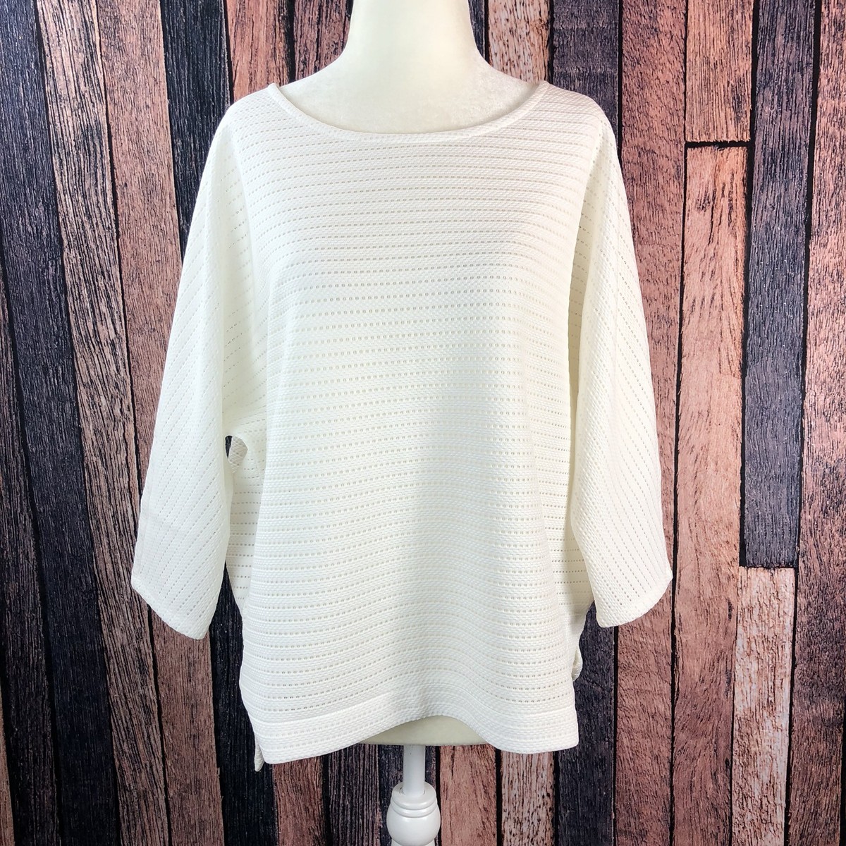 Chemisier Femme Chico’s – Taille 2 – Manches 3/4 Laser Cut – Blanc Texturé – Neuf Sans étiquettes (NWOT)