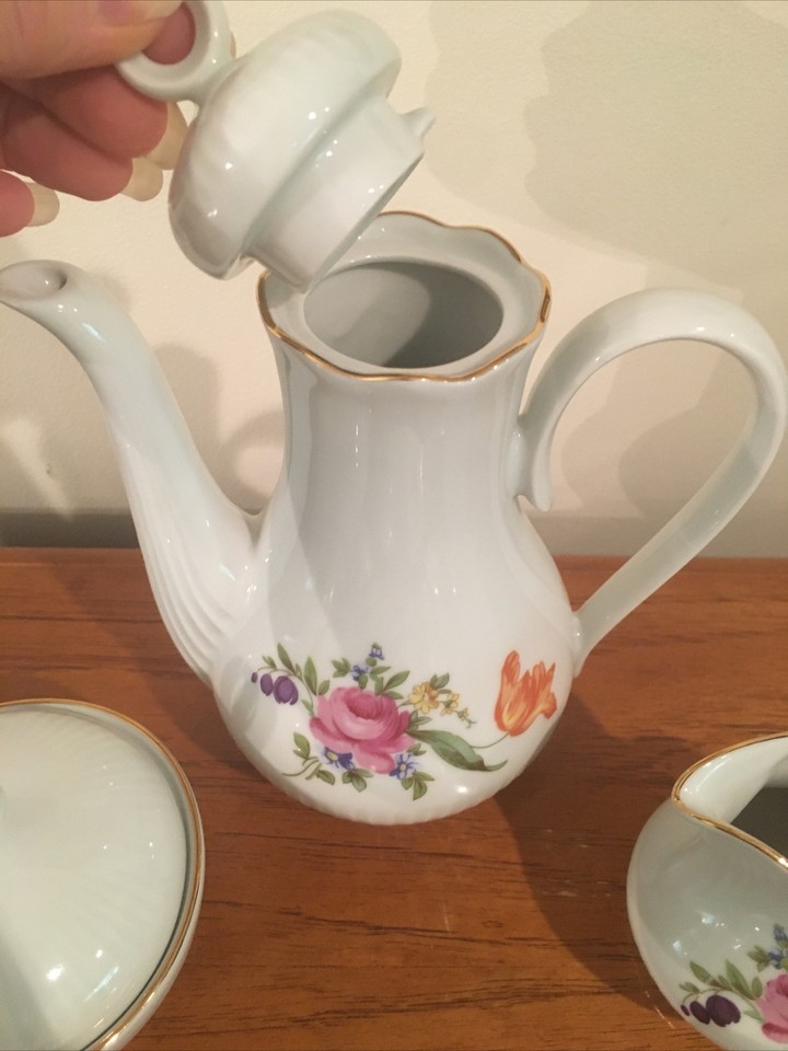 JlMenau Graf Von Henneberg 1777 White Floral Porcelain German Demitasse