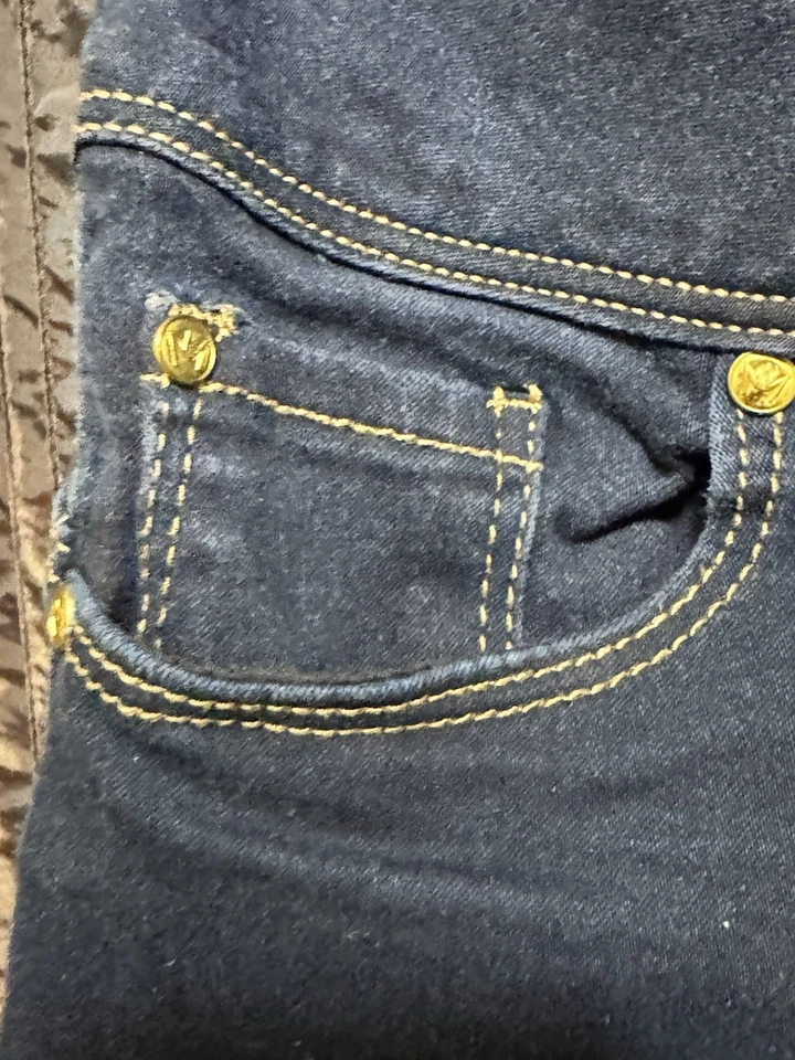 Pantalones cortos de mezclilla lavado oscuro tiro medio Nicki Minaj talla 15/16 cierre de 3 botones casi nuevos Foto 2 de 4