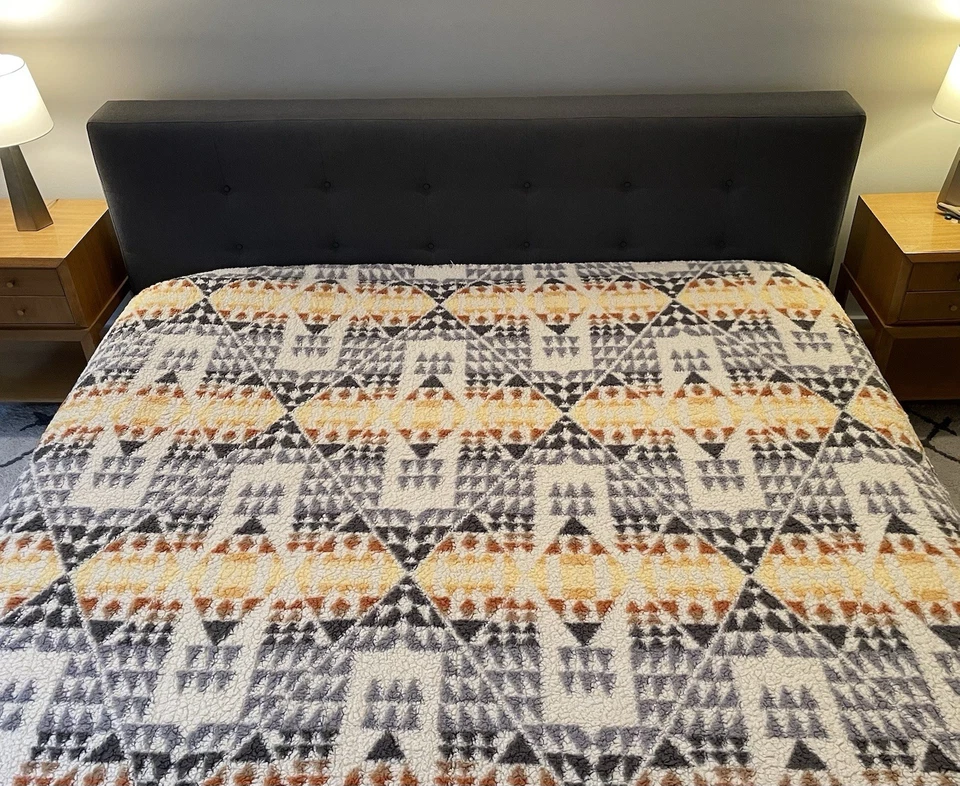 Pendleton Sherpa Fleece Blanket Arrow Point Gray/Beige King Size  112” X 92”-EUC - Image 2 of 4