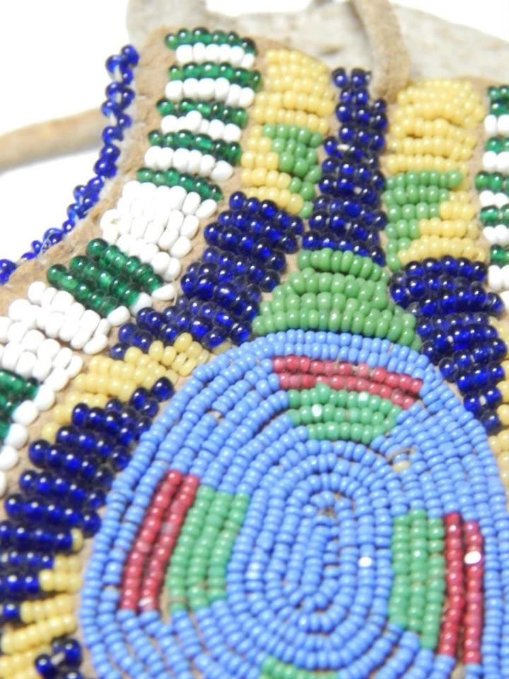 ANTIQUE 19th C BEADED UTE KEYHOLE DSGN POUCH - CLEAN AND MINT ! - Image 2 of 3