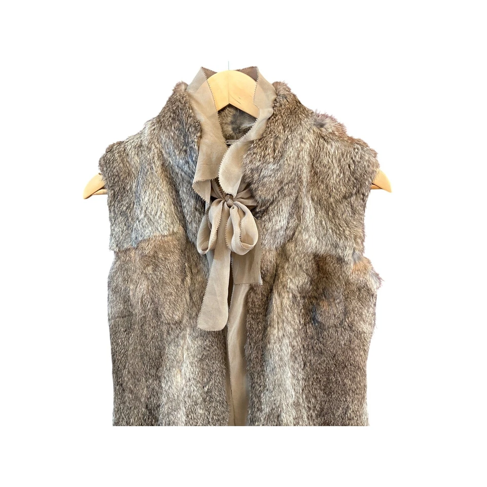 Chaleco Elie Tahari XS Piel de Conejo Seda Charmeuse Taupe Neutro Lujo Invierno Elegante Foto 2 de 4