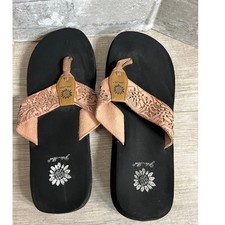Women  s Yellow Box Flip Flops Cute Tan Pattern Summer Shoes Good Condition 