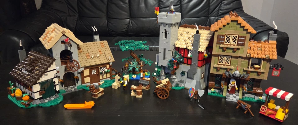 LEGO Icons 10332 Medieval Town Square, Foto 2 von 5