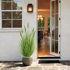 Kunstpflanzen, dekoratives Gras im Topf, Kunstrasen für moderne Häuser