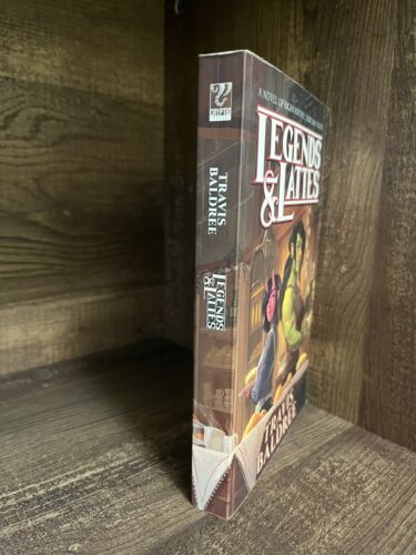 RARE- LEGENDS & LATTES by Travis Baldree TRUE 1st CRIPTID + UK TRU hb 1st Print! - Foto 3 di 6