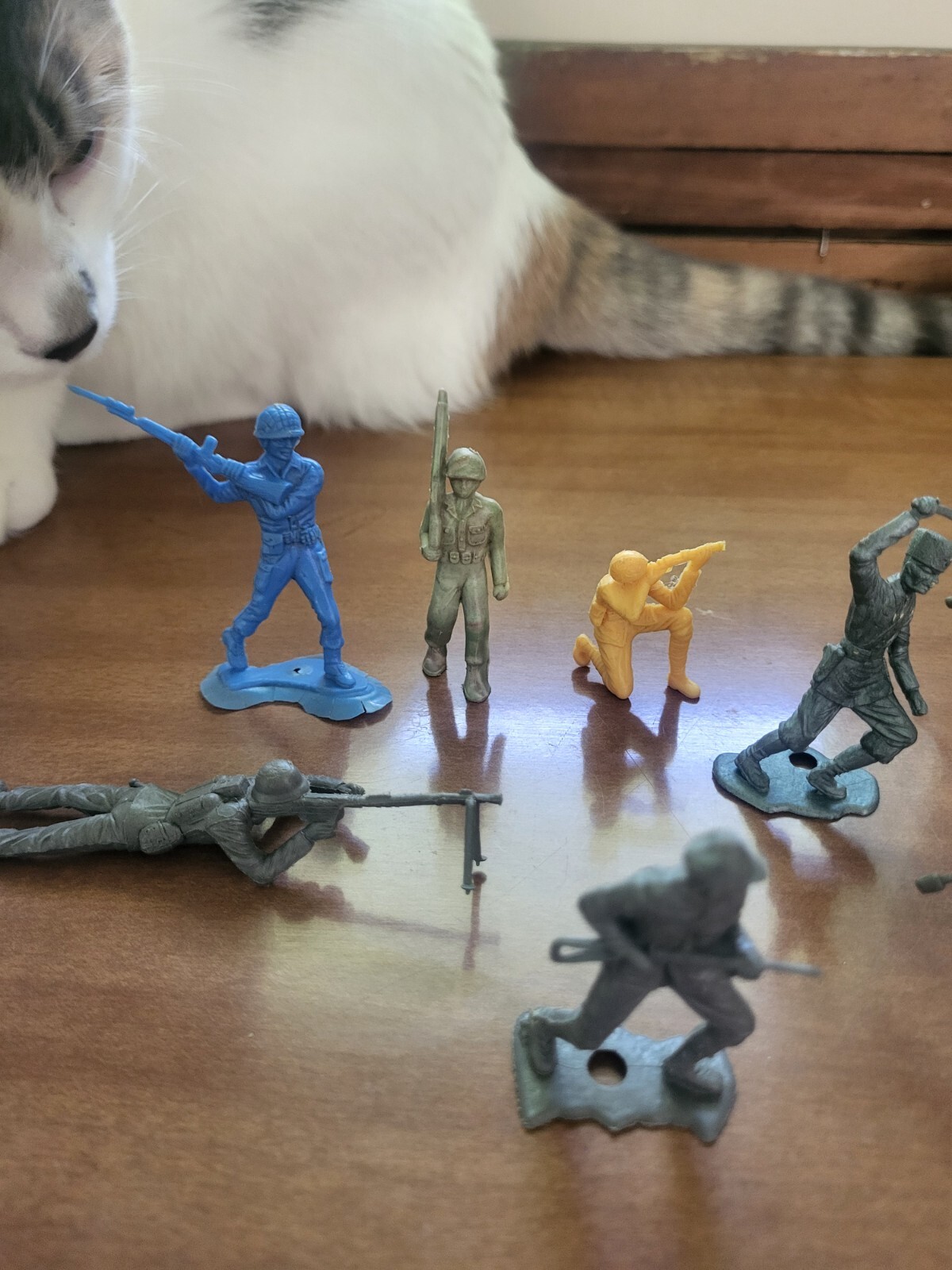 plastic army men vintage figures - 10 pieces - see pics - CAT NOT INCLUDED!