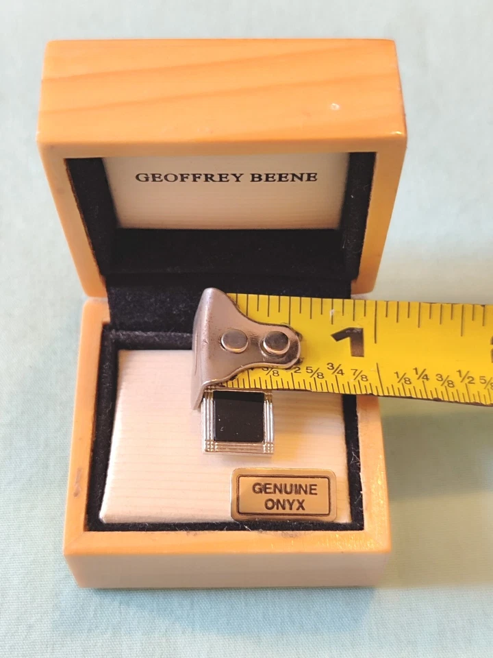 Pin de solapa firmado Geoffrey Beene tono plata ónix negro corbata tac en caja de madera Foto 3 de 4