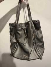 Armani Jeans borsa secchiello con coulisse in pelle grigia logo ciondolo oro