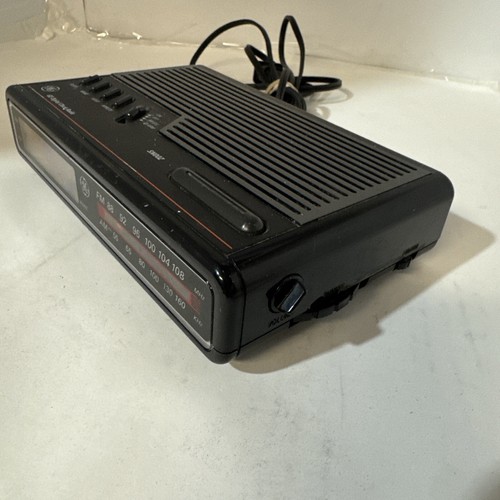 Vintage 1980’s GE Am/Fm Digital Clock Radio Alarm - Wood grain - Model 7-4612A - Picture 2 of 8