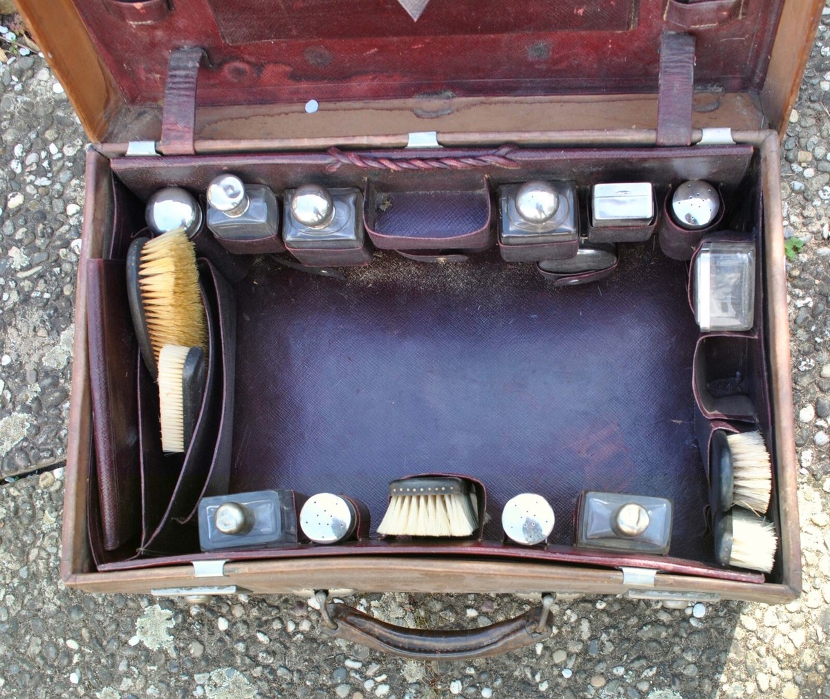 Vieille Valise En Cuir Vintage Avec Des Autocollants De Voyage Faits à