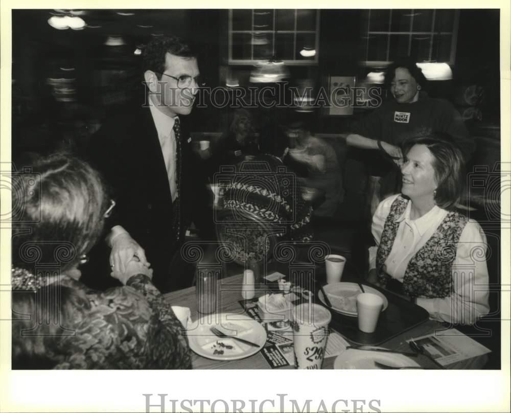 Foto de prensa 1994 candidato a la alcaldía Donald Mints se reúne con posibles votantes