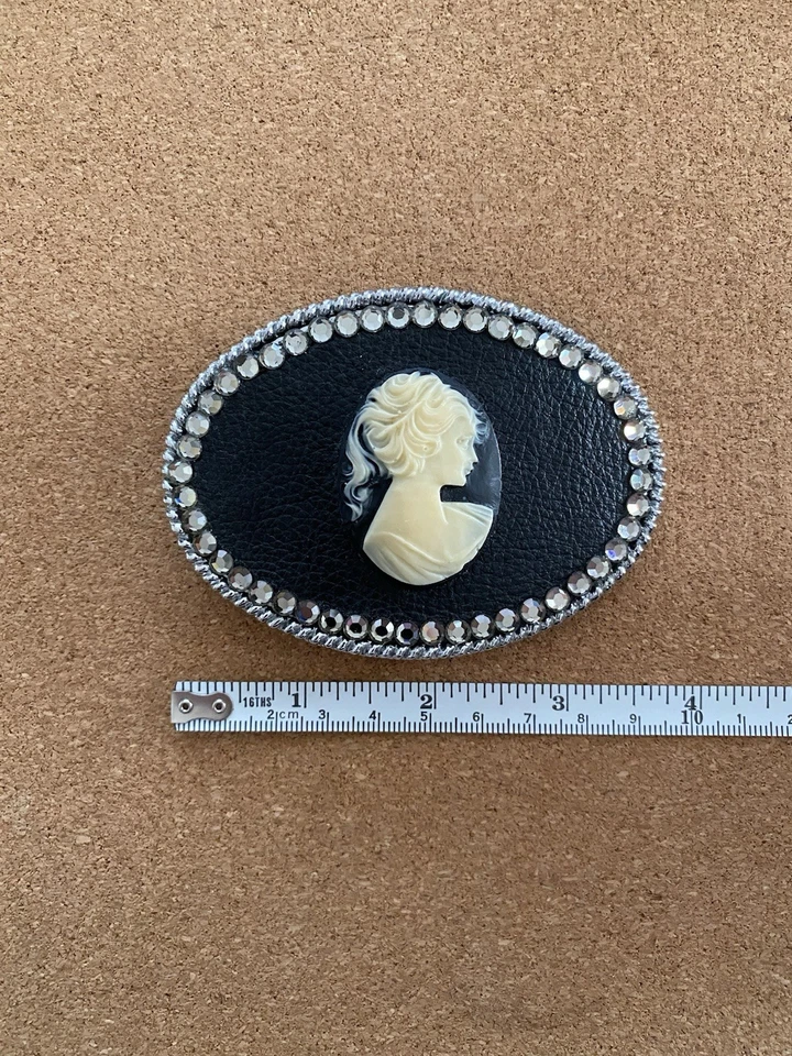 Fivela de cinto camafeu metálica prata e preta inspirada na Vitoriana - Imagem 4 de 4