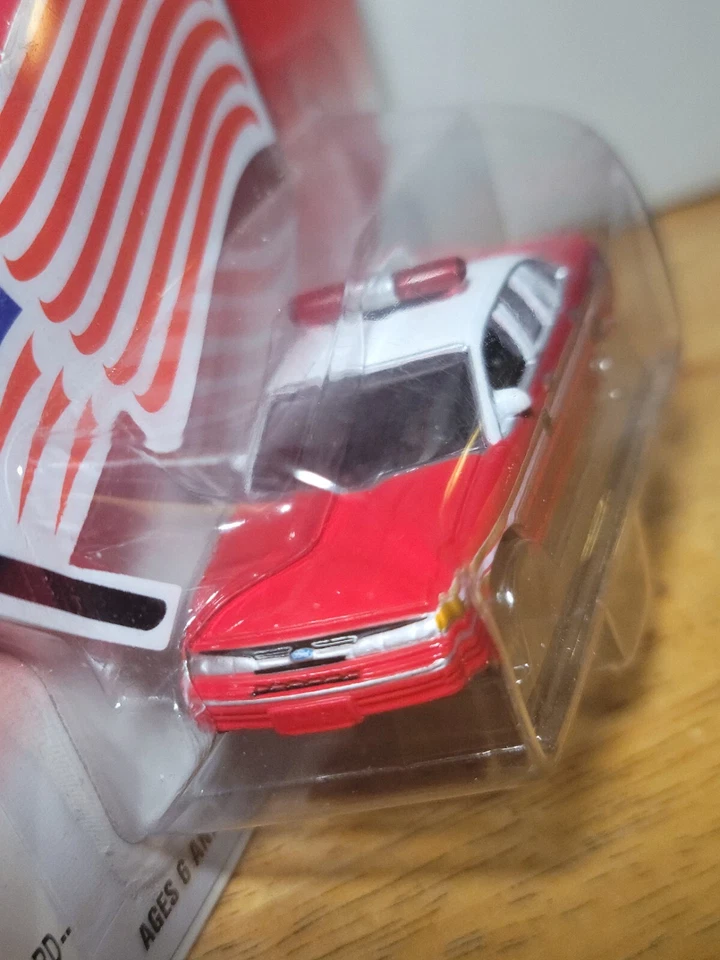 Johnny Lightning 1990 Ford Crown Victoria-Fire Chief Diecast #333-01 - Image 3 of 4