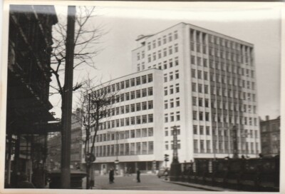 UNIDENTIFIZIERTES BÜROBLOCK - Vintage 4,5 x 3 Zoll FOTO (c1950s)