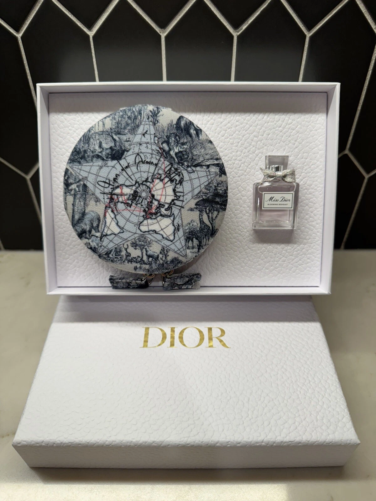 Coffret à bijoux DIOR Autour du monde neuf dans sa boîte avec mini bouquet de fleurs Dior + boîte cadeau