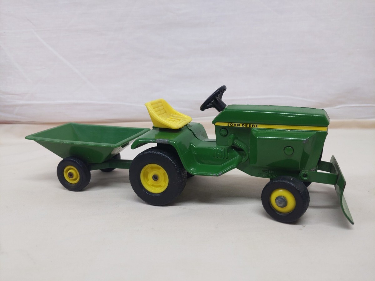 1/16 Ertl Farm Toy John Deere Lawn Garden Tractor W/Blade Cart