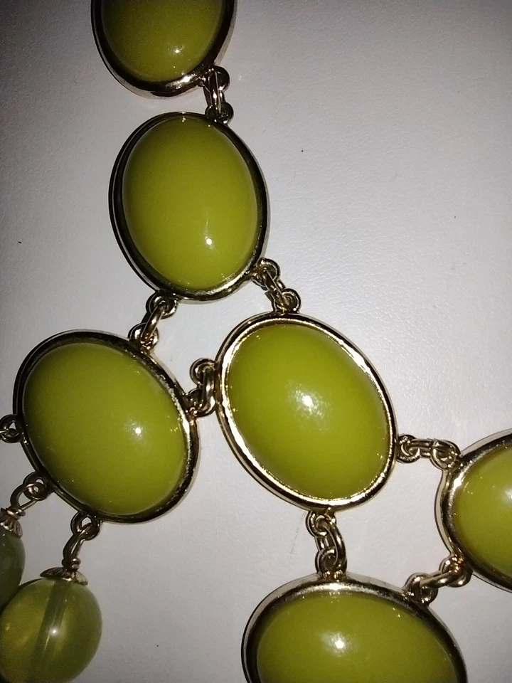 COLAR TRINA TURK ROBUSTO TOM DOURADO GRANDE DECLARAÇÃO VERDE OLIVA 14 Polegadas - Imagem 4 de 4