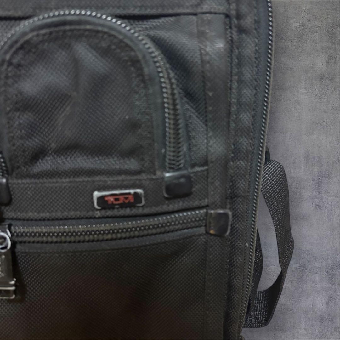 TUMI Compact Large Screen Computer Briefcase 48cm… - image 2