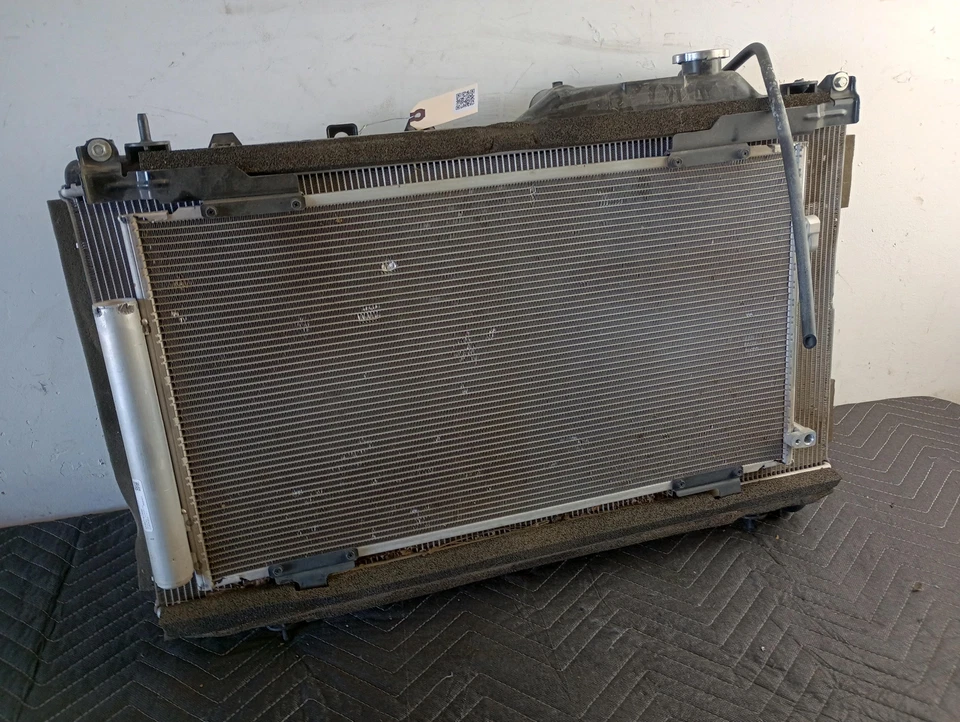 Condensador e ventilador de refrigeração para radiador de motor SUBARU OUTBACK 2024 USADO FABRICANTE DE EQUIPAMENTO ORIGINAL 73210AN00A - Imagem 2 de 4