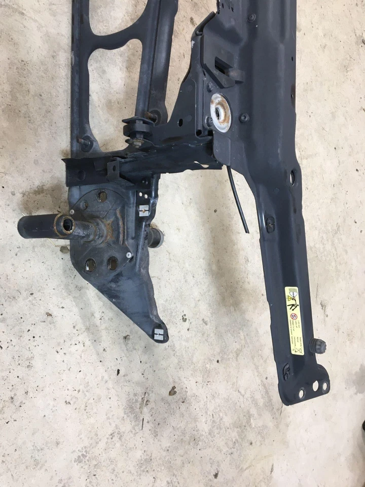 01 BMW 325I Radiator Support Foto 2 de 4