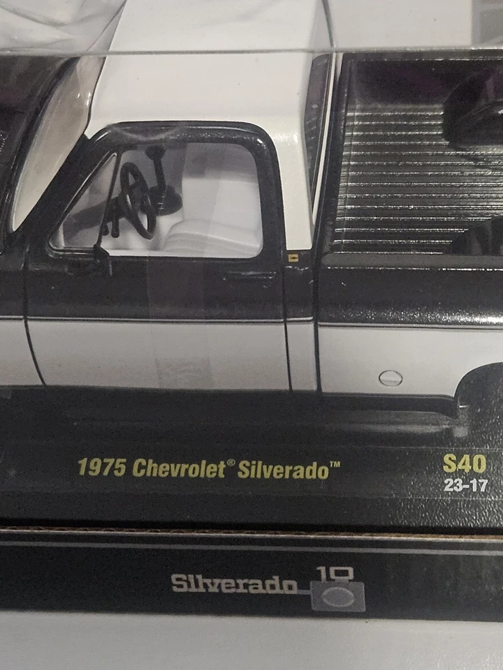 Chevy Silverado 1975 M2 blanco y negro persecución 1 de 750  Foto 2 de 4