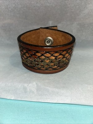 BAO 8  Leather Dragon Scale Bracelet Filigree Embellishment Multi Snap Mint Cond