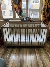 Kinderbett / Babybett mit Matratze und Nestchen – sehr guter Zustand