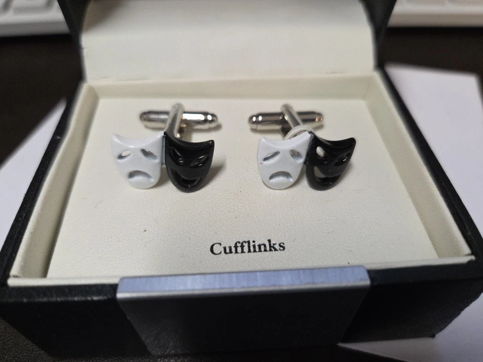 Gemelos Geoffrey Beene para hombre - Máscaras dramáticas en blanco y negro Foto 2 de 4