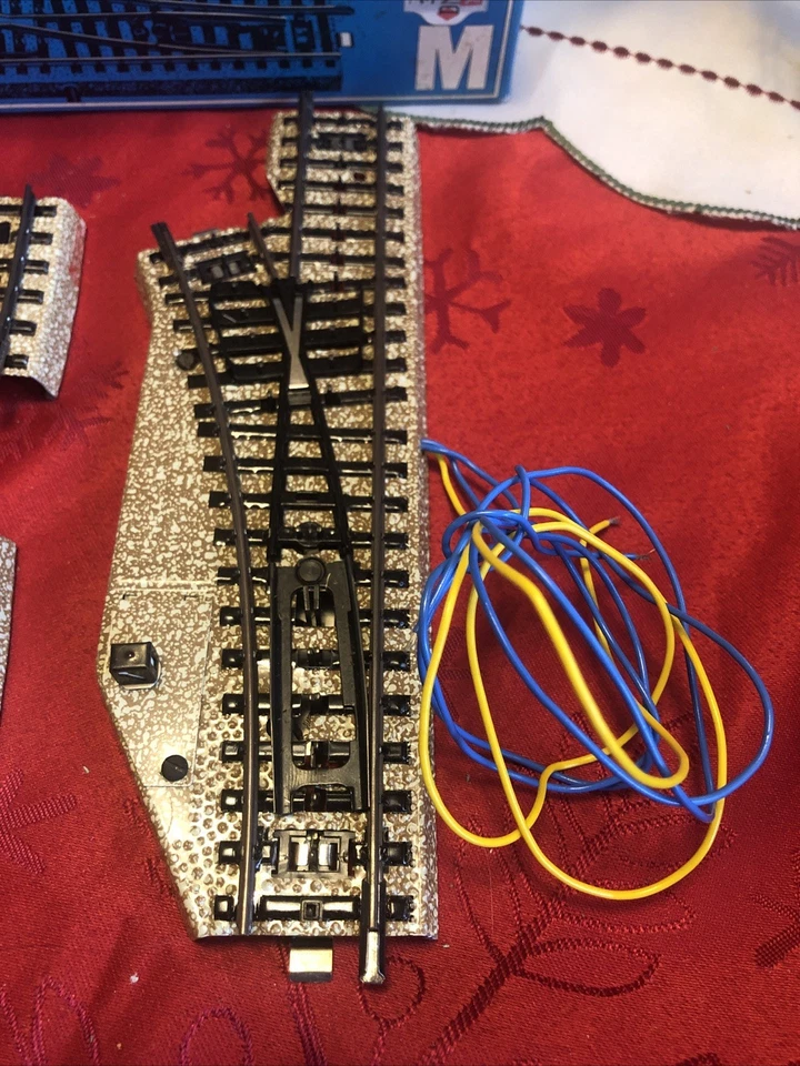 Vintage Marklin HO 3-Rail M-Track Operating Right & Left Turnout Switches #5137 - Image 4 of 4