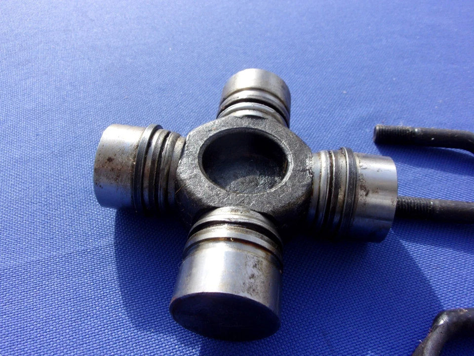 BUICK 5671712 1961-62; LESABRE INVICTA & ELECTRA COM SAGINAW U-JOINT; TRASEIRO U J - Imagem 3 de 4