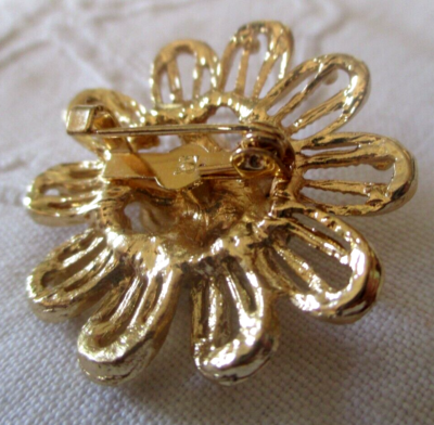 Broche Rosace Cœurs Or Avec Cristaux – Style Vintage, Parfait état, Occasion