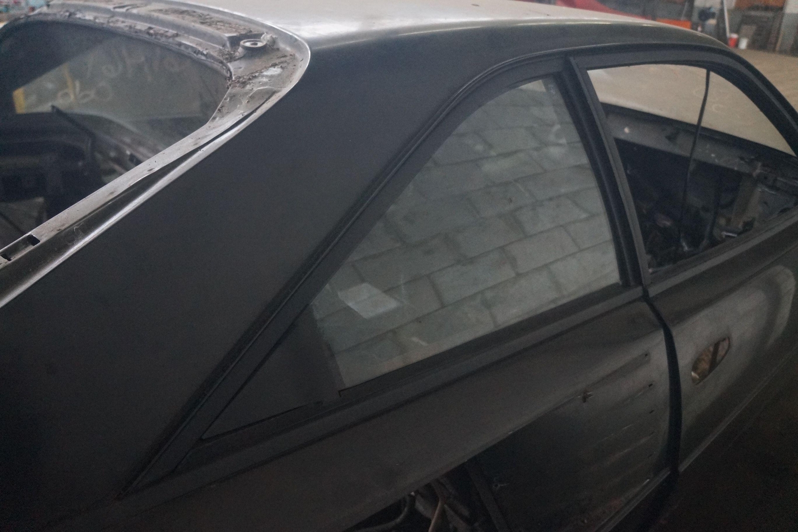Rear Right Passenger Quarter Panel Window Glass 60637500 Ferrari Mondial 8 1982