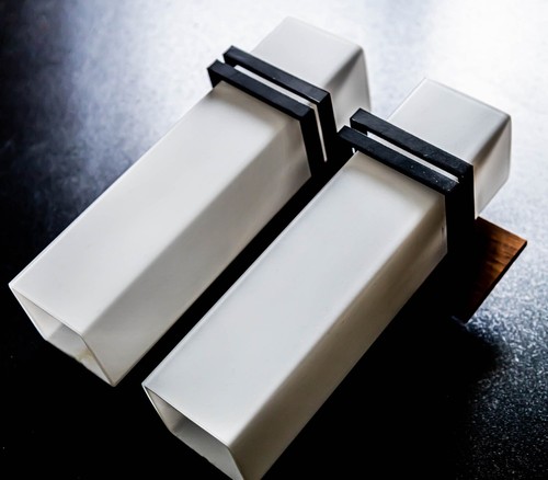 Modern and Minimalistic 1960s Wood and Opal Glass Tubes Wall Sconce. - Picture 4 of 7