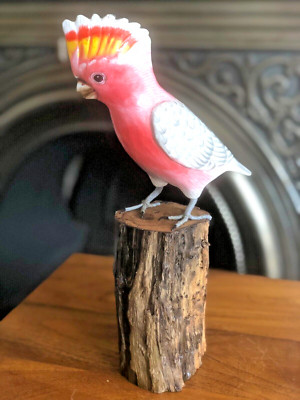 Geschnitzter Holzkakadu Vogel auf Baumstamm rosa bemalt tropischer Vogel 28 cm