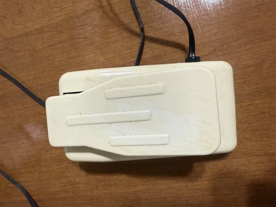 JUKI BABY LOCK EA-605 SERGER SEWING MACHINE WITH FOOT PEDAL TESTED AND WORKING - Image 3 of 4