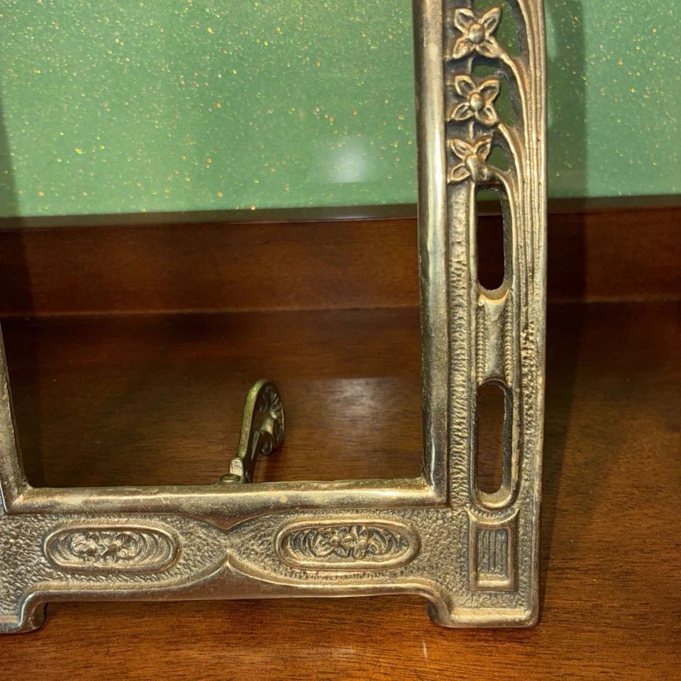 Marco/espejo antiguo Art Nouveau de hierro fundido de color latón con respaldo de caballete Foto 4 de 4