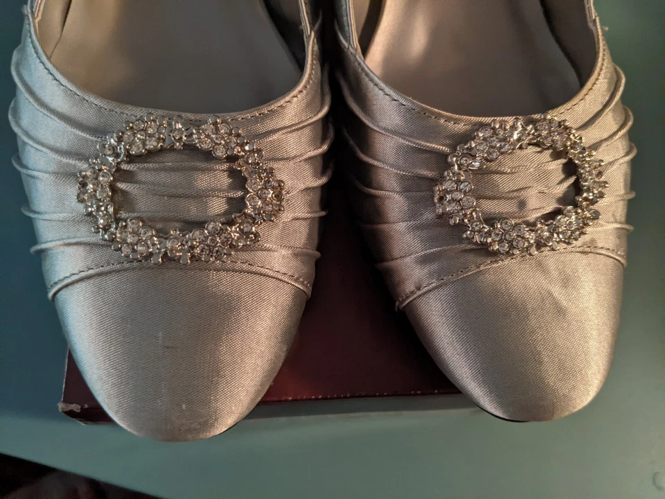 Dyeables Women's Dress Shoes Size 11D Ann Silver Satin Pre-owned In Box - Image 3 of 4