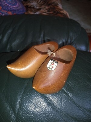SCHÖNES SET HOLLÄNDISCH HOLLAND SOUVENIER HANDGESCHNITZTE KLEINE HOLZSCHUHE, CA. 3,5 ZOLL SEHR GUTER ZUSTAND