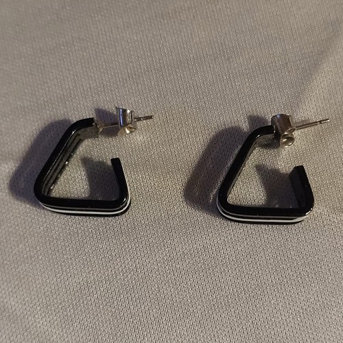 Unbranded Black And White Triangle Pierced Earrings 1/2" - Picture 5 of 5