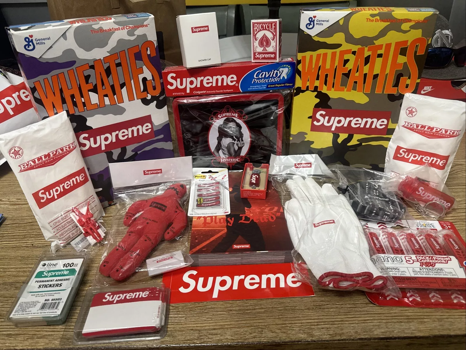 Neuf !! Lot d'accessoires de collection SUPREME   20 articles en excellent état !!