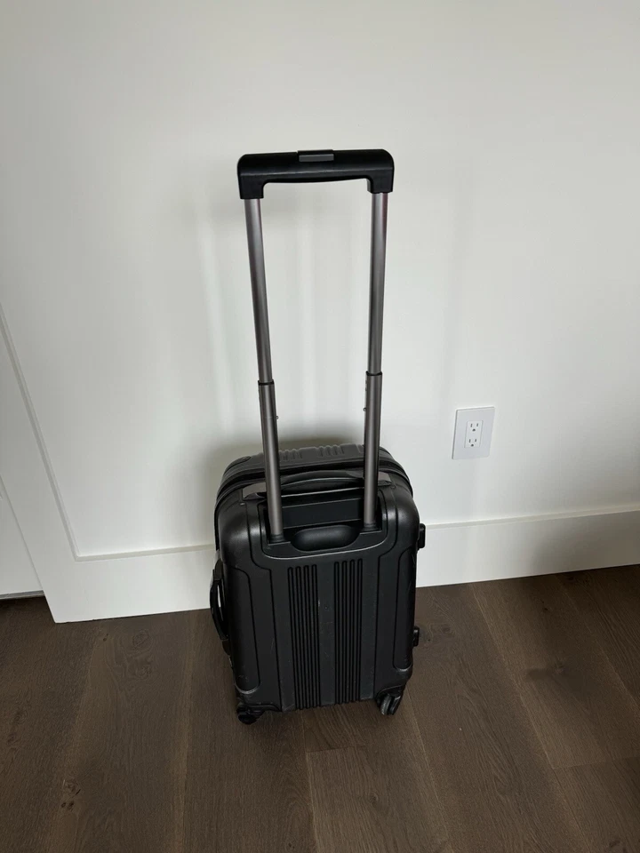 Equipaje de mano Kenneth Cole 20" lado duro gris y negro 4 ruedas giratorio Foto 3 de 4