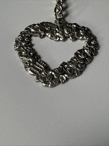 Llavero de metal plateado en forma de corazón con detalles de diseño floral - Imagen 2 de 9