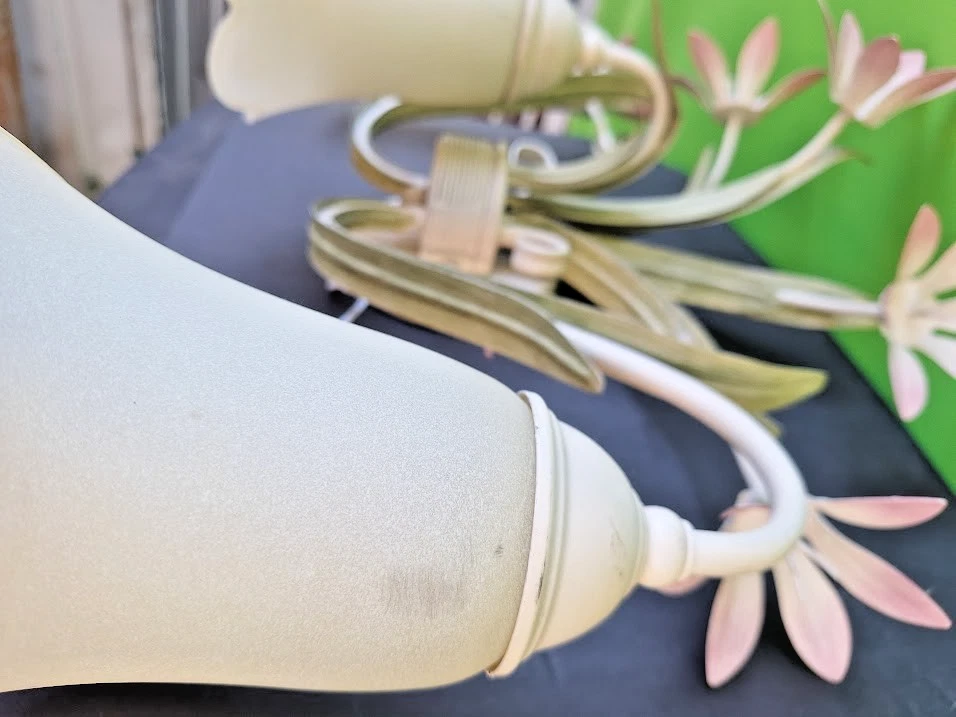 VINTAGE TOLE FLORAL LARGE WALL SCONCE 3 LIGHTS FLOWERS & FOLIAGE frosted glass - Image 4 of 4