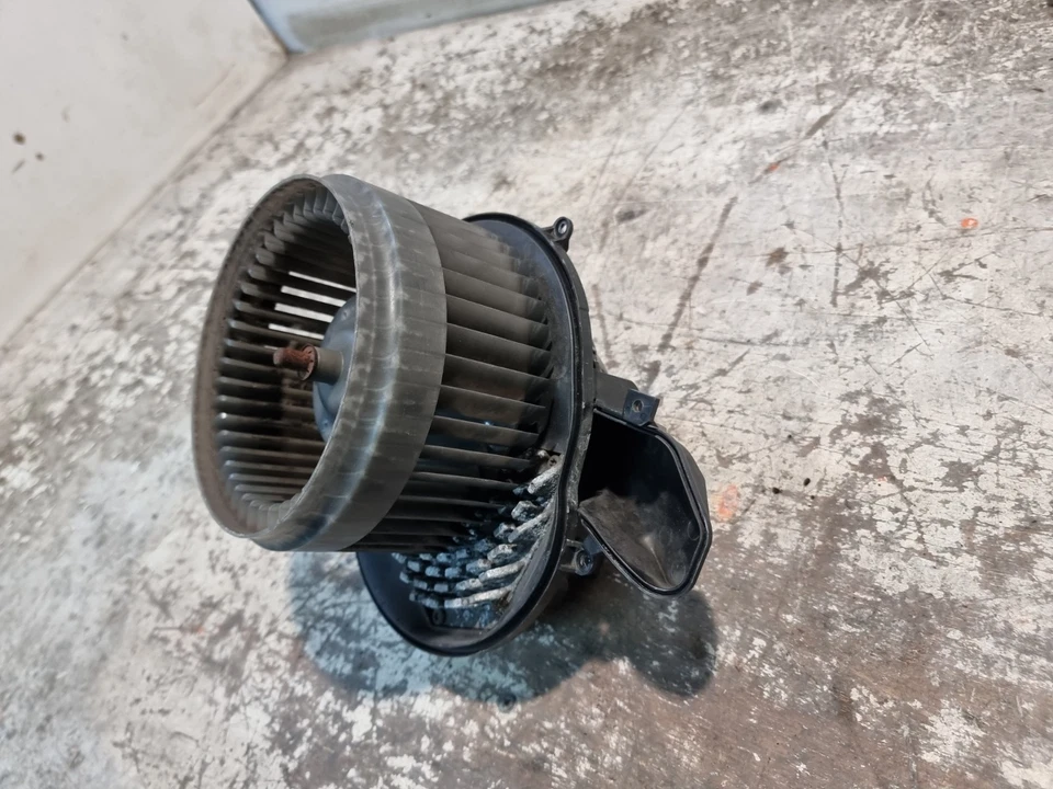 Volvo V70 Heater Blower Fan Motor Assembly 2.4 T Petrol 2003 MK2 OEM 86578 28421 - Image 3 of 4