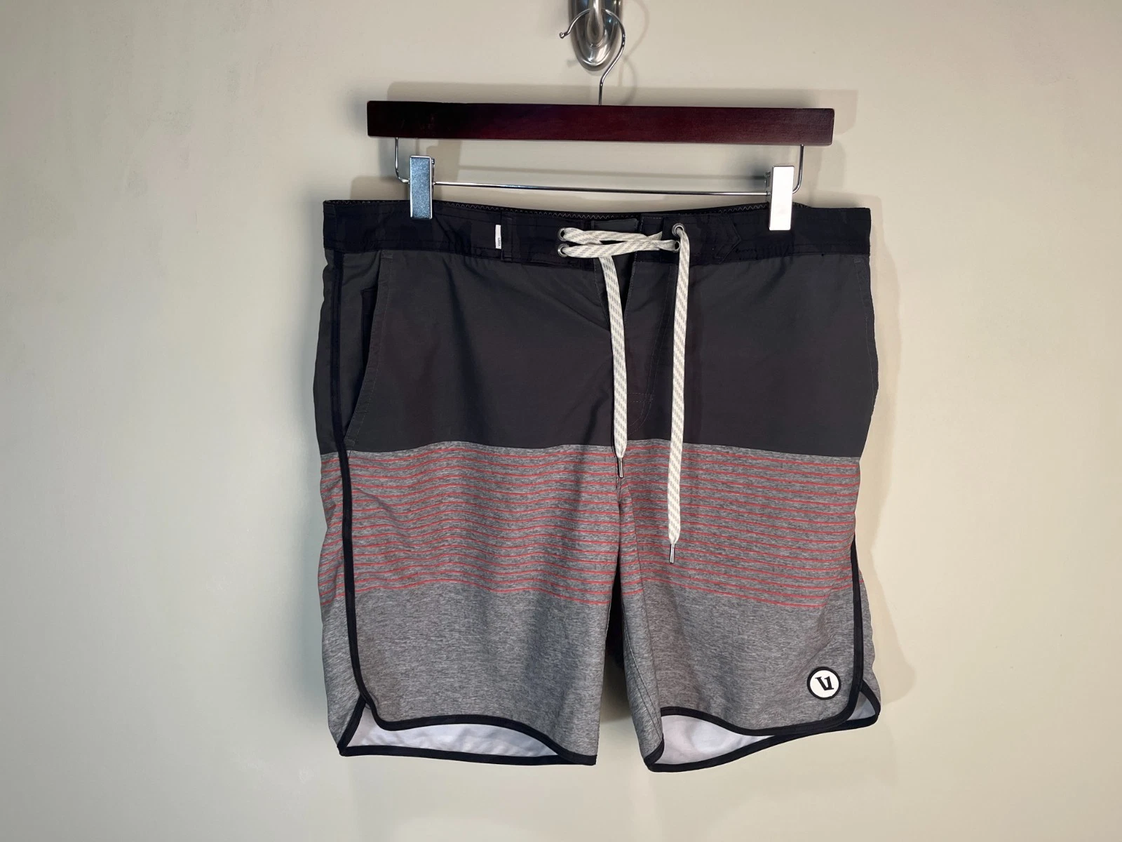 🏄 Vuori Men’s Board Shorts 32x7 Gray Black Red Swim Trunks EUC 🌊